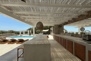 Bar mit Pool und Liegen
