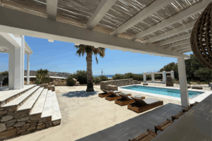Pool mit Liegefläche, Treppe und Palmen