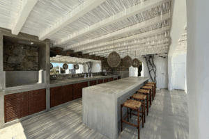 Steinbar mit Sitzhockern und Lampen