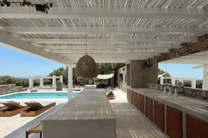 Bar mit Pool und Liegen