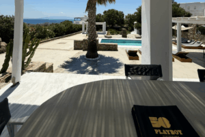 Tisch mit Playboy Buch, Aussicht auf den Pool