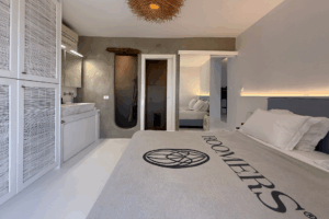Bett mit Fernseher, Spiegel und Roomers Decke