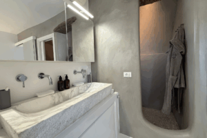 Badezimmer mit Spiegel