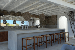 Steinbar mit Sitzhockern und Lampen