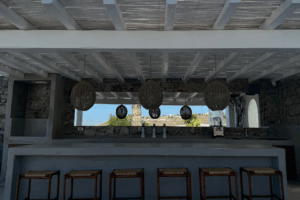 Steinbar mit Sitzhockern und Lampen