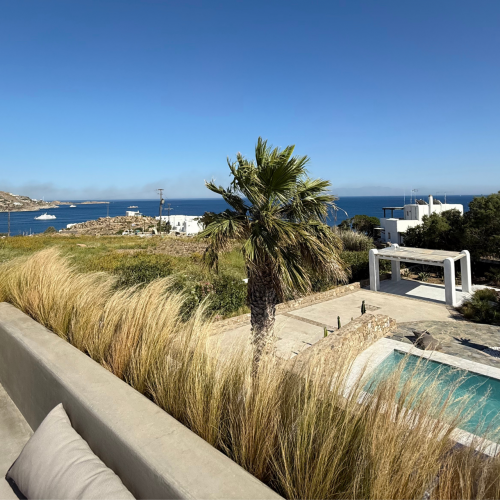 Ausblick von der Dachterrrasse auf den Pool