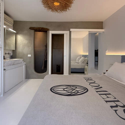 Bett mit Fernseher, Spiegel und Roomers Decke