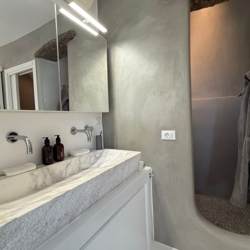 Badezimmer mit Spiegel
