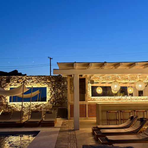 Außenansicht mit Pool und Liegen von Casa Mykonos in der Nacht