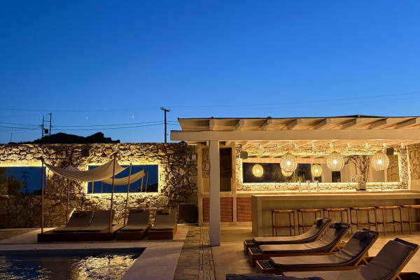 Außenansicht mit Pool und Liegen von Casa Mykonos in der Nacht